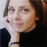 Laureata in giurisprudenza con il massimo dei voti e diplomata al liceo classico (100/100), impartisce lezioni di diritto, italiano, filosofia a studenti di ogni età, e anche lezioni di matematica e inglese a studenti di scuola elementare e media. Consoli